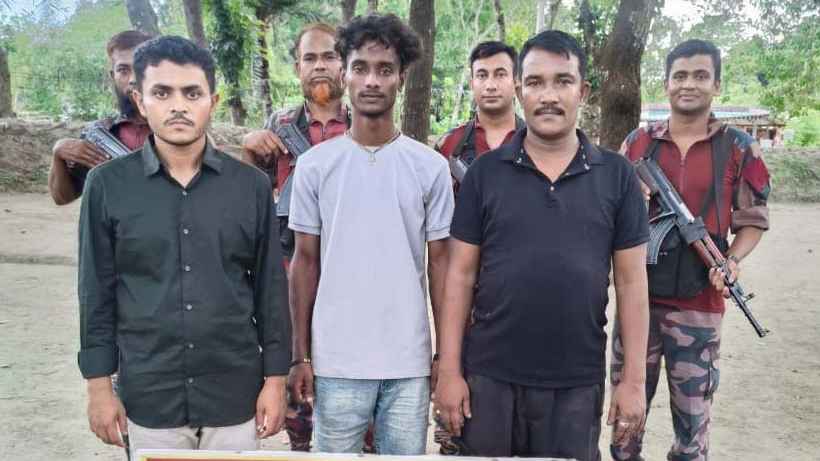 ঝিনাইদহ সীমান্তে ভারতে বসবাসকারী ৫৪ জন কে বাংলাদেশে ঢুকিয়ে দিল বিএসএফ