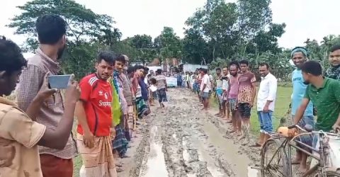 কেন্দুয়ায় গ্রামীণ কাঁচা রাস্তা পাকাকরণের দাবিতে মানববন্ধন