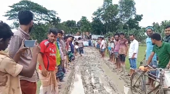 কেন্দুয়ায় গ্রামীণ কাঁচা রাস্তা পাকাকরণের দাবিতে মানববন্ধন