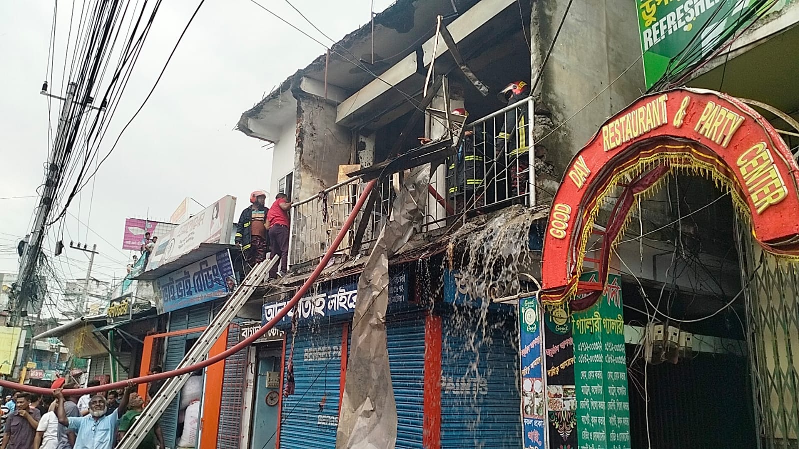 নাটোরে দোকানে ভয়াবহ আগুনে ১৫ লাখ টাকার ক্ষয়ক্ষতি