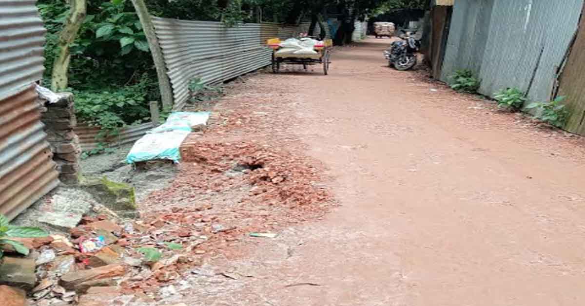 এনায়েতপুর দক্ষিণপাড়া তালতলা রাস্তায় বিটুমিন না দিয়ে অবহেলার অভিযোগ, ভোগান্তিতে এলাকাবাসী
