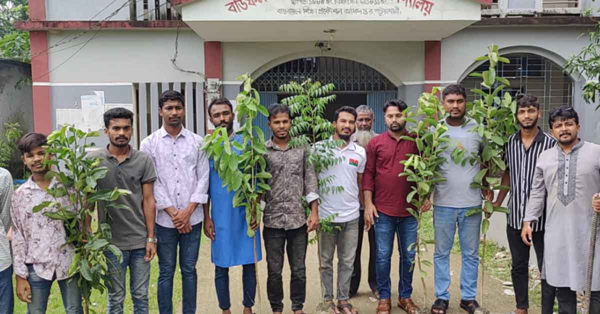 বাউফল উপজেলা ও পৌর শাখার যৌথ উদ্যোগে শতাধিক বৃক্ষরোপণ কর্মসূচি বাস্তবায়ন