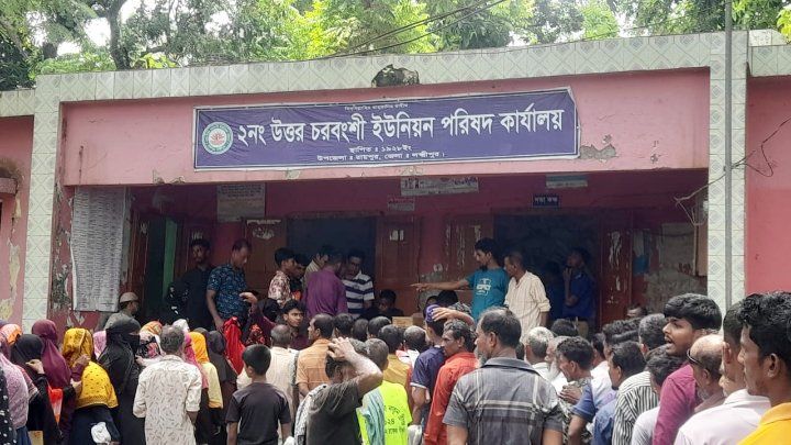 ‎রায়পুরে জেলেদের চাল  বিতরণে অনিয়মের অভিযোগ