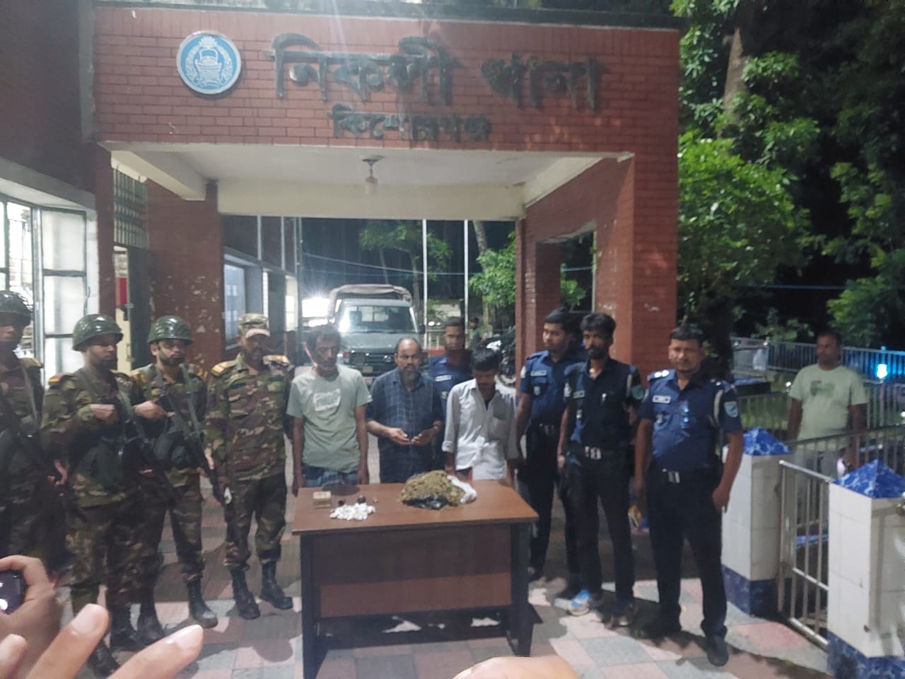 কিশোরগঞ্জে নিকলীতে যৌথবাহিনীর অভিযানে ৩ জন আটক