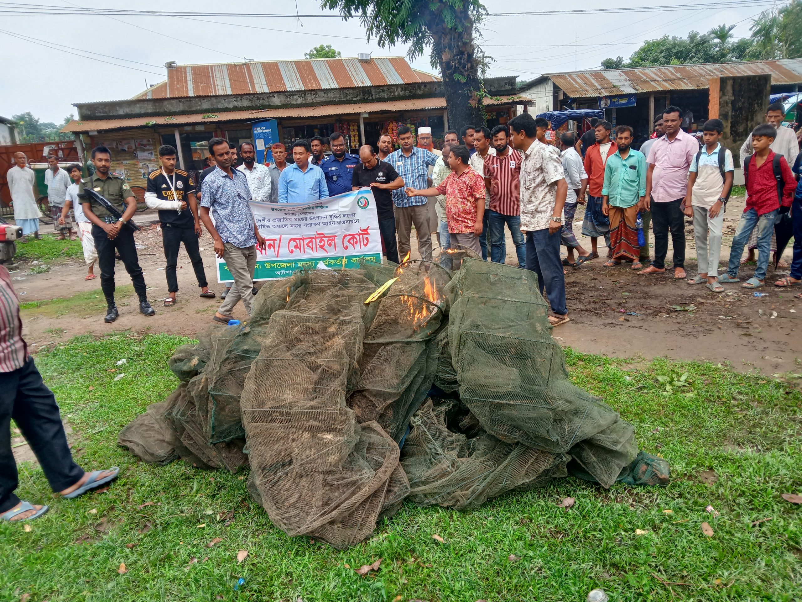 আটপাড়ায় উপজেলা প্রশাসনের অভিযানে অবৈধ চায়না জাল ধ্বংস