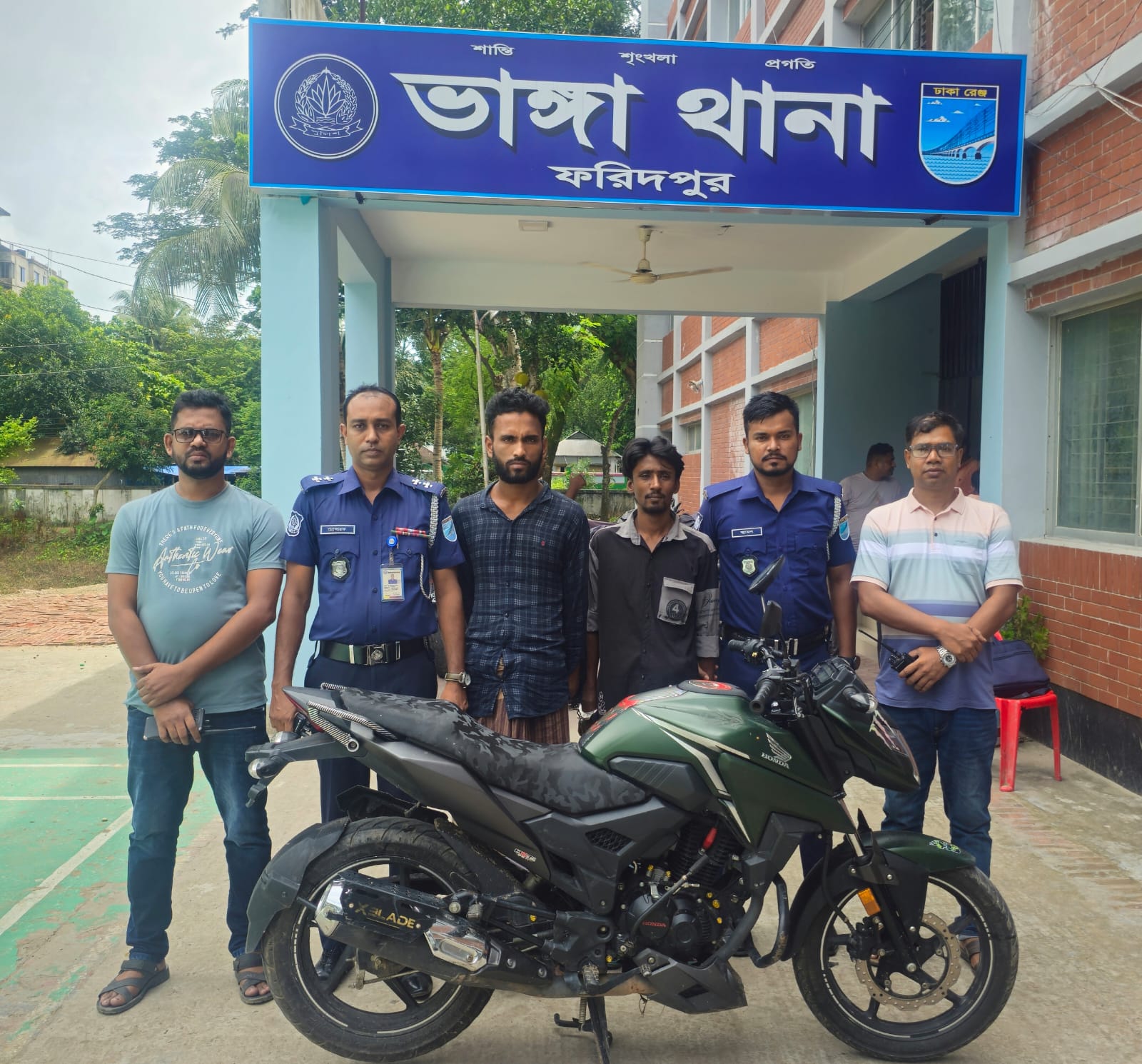 ভাঙ্গায় দুই কলেজ ছাত্রের লুন্ঠিত মোটরসাইকেল সহ দুই ডাকাত আটক