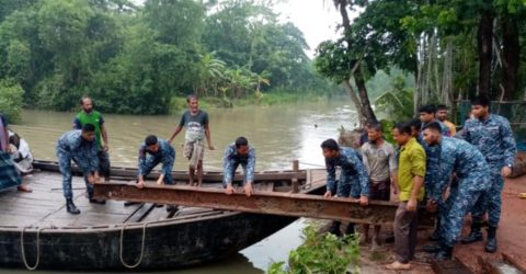 পাথরঘাটায় নৌবাহিনীর সহায়তায় সাকো নির্মাণ