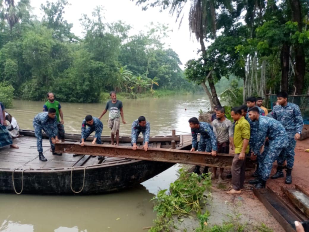 পাথরঘাটায় নৌবাহিনীর সহায়তায় সাকো নির্মাণ