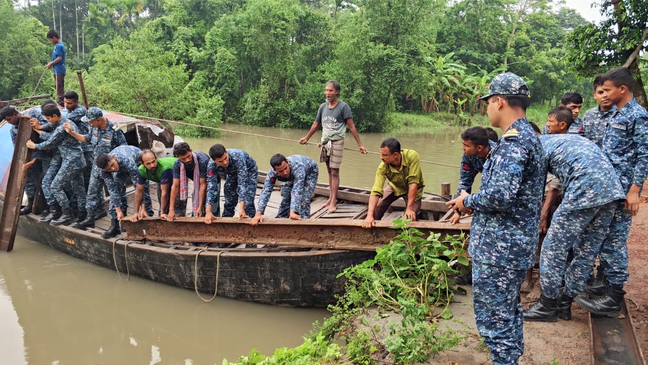 বরগুনায় ঘূর্ণিঝড়ে ক্ষতিগ্রস্ত বেড়িবাঁধে নৌবাহিনীর উদ্যোগে অস্থায়ী সাঁকো নির্মাণ