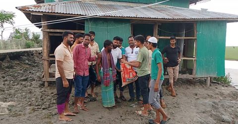 মনপুরা যুবদলের বন্যাত্যদের  মাঝে সামগ্রী বিতরন