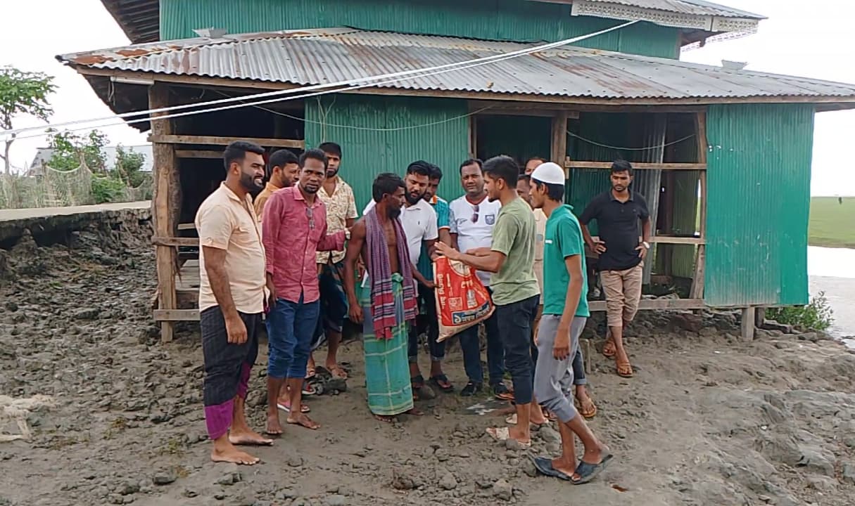 মনপুরা যুবদলের বন্যাত্যদের  মাঝে সামগ্রী বিতরন