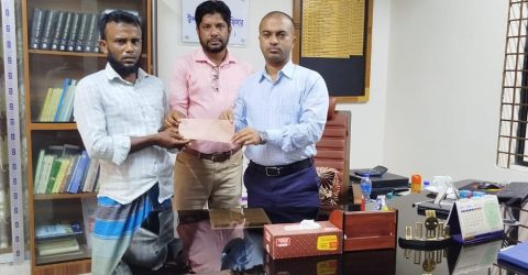 মনপুরায়  নিহত স্কুল ছাত্র ওমর এর পরিবারকে কোস্ট ফাউন্ডেশনের অর্থসহায়তা প্রদান