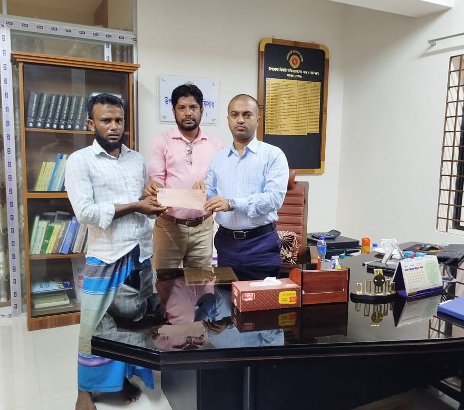 মনপুরায়  নিহত স্কুল ছাত্র ওমর এর পরিবারকে কোস্ট ফাউন্ডেশনের অর্থসহায়তা প্রদান