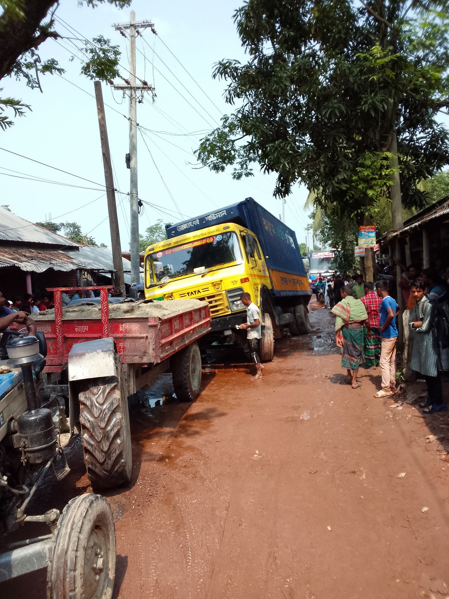 মনোহরদীর নাবাবী রেস্টুরেন্ট থেকে ড্রেনেরঘাট পর্যন্ত রাস্তায় মৃত্যুফাঁদ