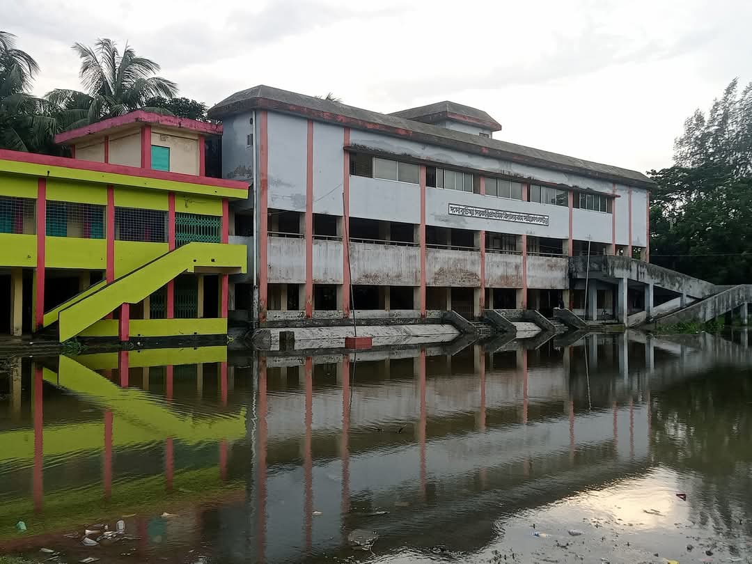 হাঁটুপানি জমে আছে বিদ্যালয়ের মাঠে