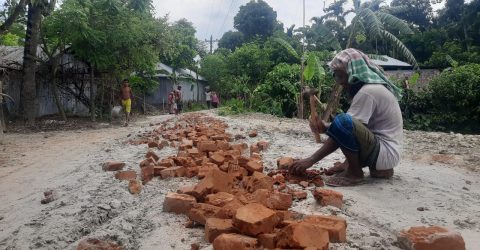 গুরুদাসপুর উপজেলার চাপিলা ১০০ বছরেও রাস্তা হয়নি সংস্কার