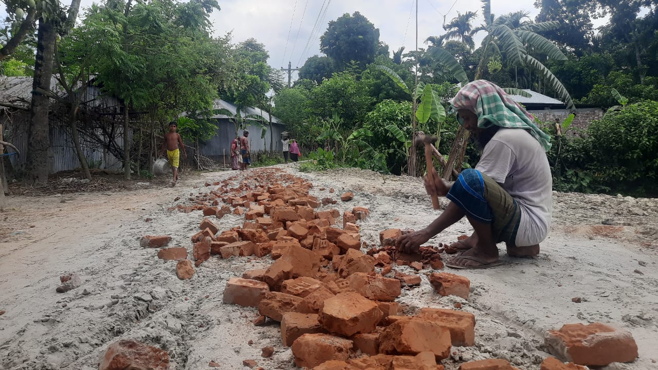 গুরুদাসপুর উপজেলার চাপিলা ১০০ বছরেও রাস্তা হয়নি সংস্কার