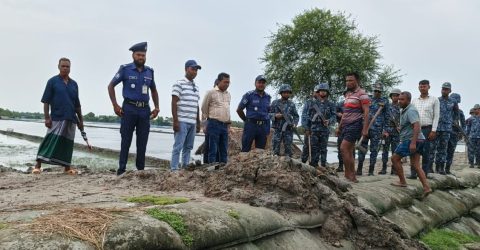 কয়রায় বেড়িবাঁধ থেকে অবৈধ পাইপ অপসারণ