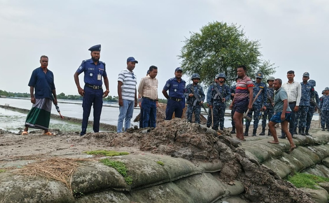কয়রায় বেড়িবাঁধ থেকে অবৈধ পাইপ অপসারণ