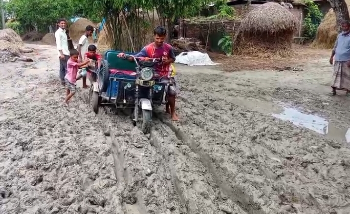 গ্রামীন রাস্তার বেহাল দশা, হাজারো মানুষের ভোগান্তি