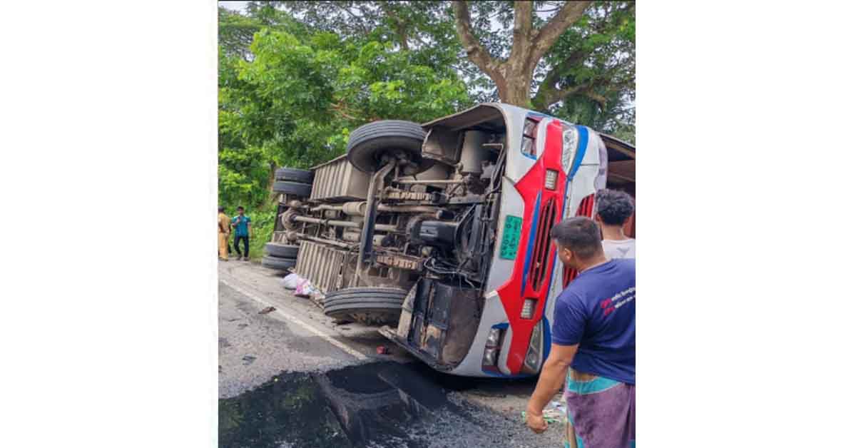 ঢাকা-খুলনা মহাসড়কে বাস উল্টে আহত ১০, কাশিয়ানীতে দূর্ঘটনা