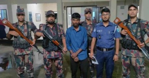 সীমান্ত অতিক্রম করে আসা ভারতীয় যুবক মদসহ আটক