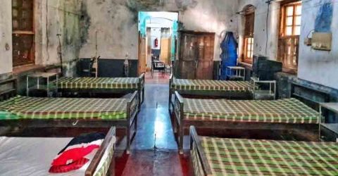 লালমনিরহাট রেলওয়ে হাসপাতালটি এখনো ভূতুরে বাড়ী