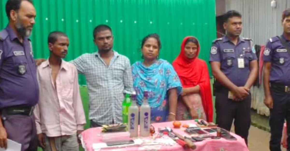 গাজীপুরে যৌথ বাহিনীর অভিযান পরিচালনায় দেশীয় অস্ত্র ও মাদকসহ গ্রেপ্তার ৪