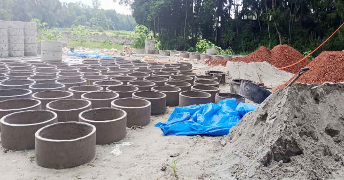 বিশ্বব্যাংকের অর্থায়নে টুইন পিট ল্যাট্রিন নির্মাণ সামগ্রী তদারকিতে  জনস্বাস্থ্য প্রকৌশল বিভাগ ও বিশ্বব্যাংকের প্রতিনিধি