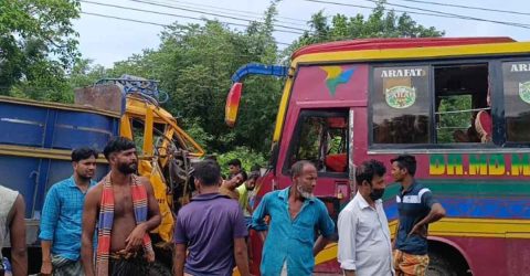 সিংগাইরে বাস-ট্রাক সংঘর্ষে ট্রাক চালক নিহত, গুরুতর আহত পাঁচজন