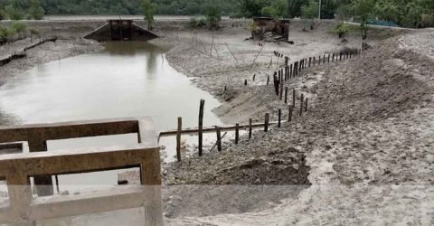 কয়রায়  সুইচগেটে ধ্বংস এলাকাবাসী আতঙ্কিত