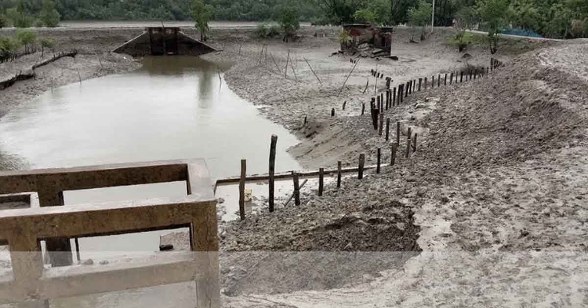 কয়রায়  সুইচগেটে ধ্বংস এলাকাবাসী আতঙ্কিত