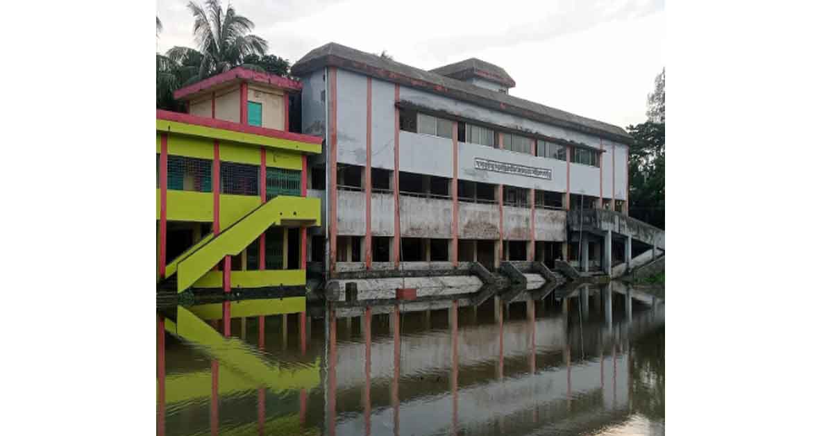 ভাসছে স্কুল মাঠ, ডুবছে ভবিষ্যৎ