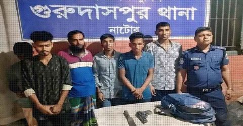 ভ্যান, মোবাইল, মোটরসাইকেল, গরু লুট করতেন তারা সেনাবাহিনীর হাতে আটক ৬ জন