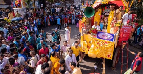 ইসকন প্রবর্তক শ্রীকৃষ্ণ মন্দির বড় রথযাত্রা অনুষ্ঠান উদ্বোধন করেন চট্টগ্রামের মেয়ের