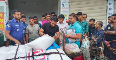 শ্যামনগরে শিশু কার্ডের ২২বস্তা চাউল আটক,পরবর্তীতে এতিমখানায় বিতরণ