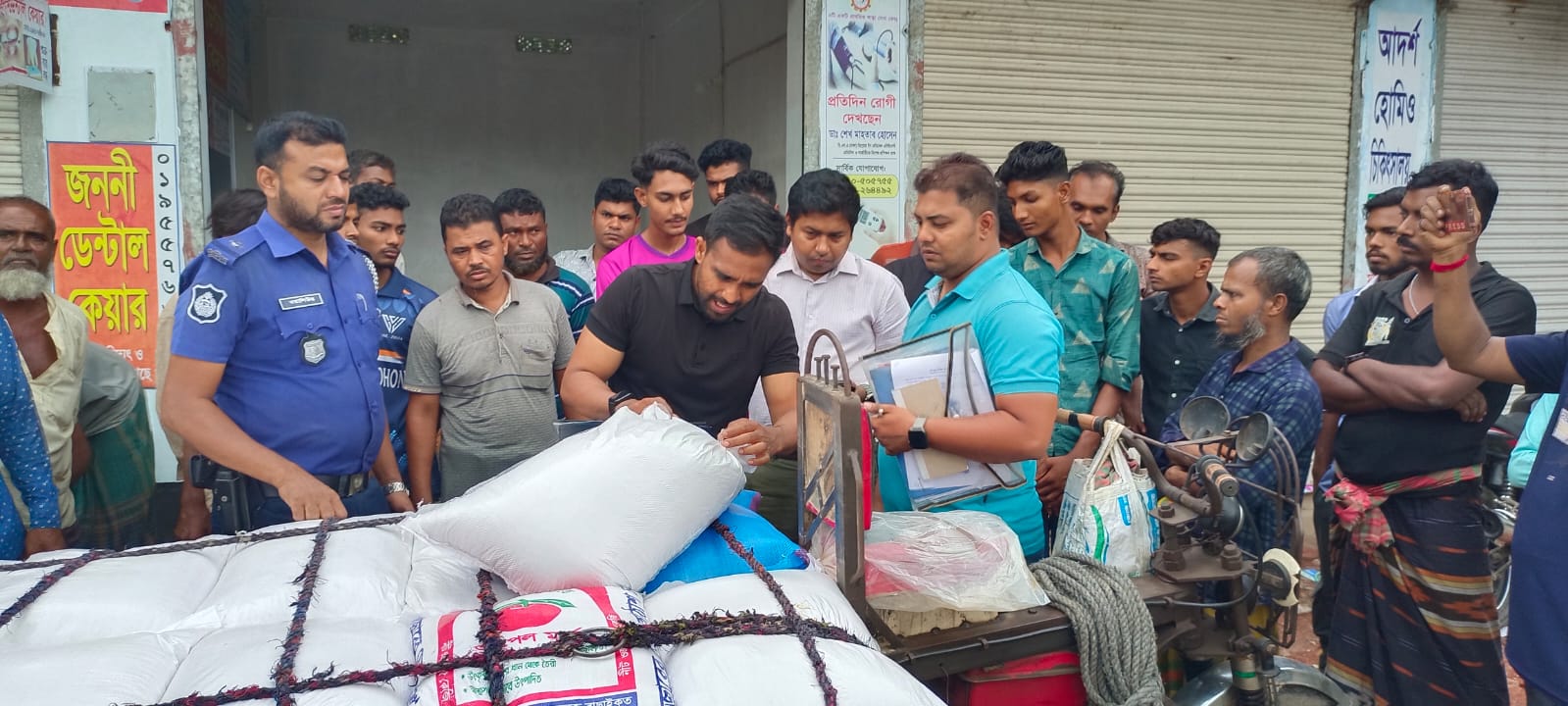 শ্যামনগরে শিশু কার্ডের ২২বস্তা চাউল আটক,পরবর্তীতে এতিমখানায় বিতরণ