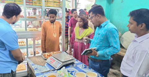 শ্যামনগরে মিষ্টির দোকানে ভ্রাম্যমাণ আদালতের জরিমানা