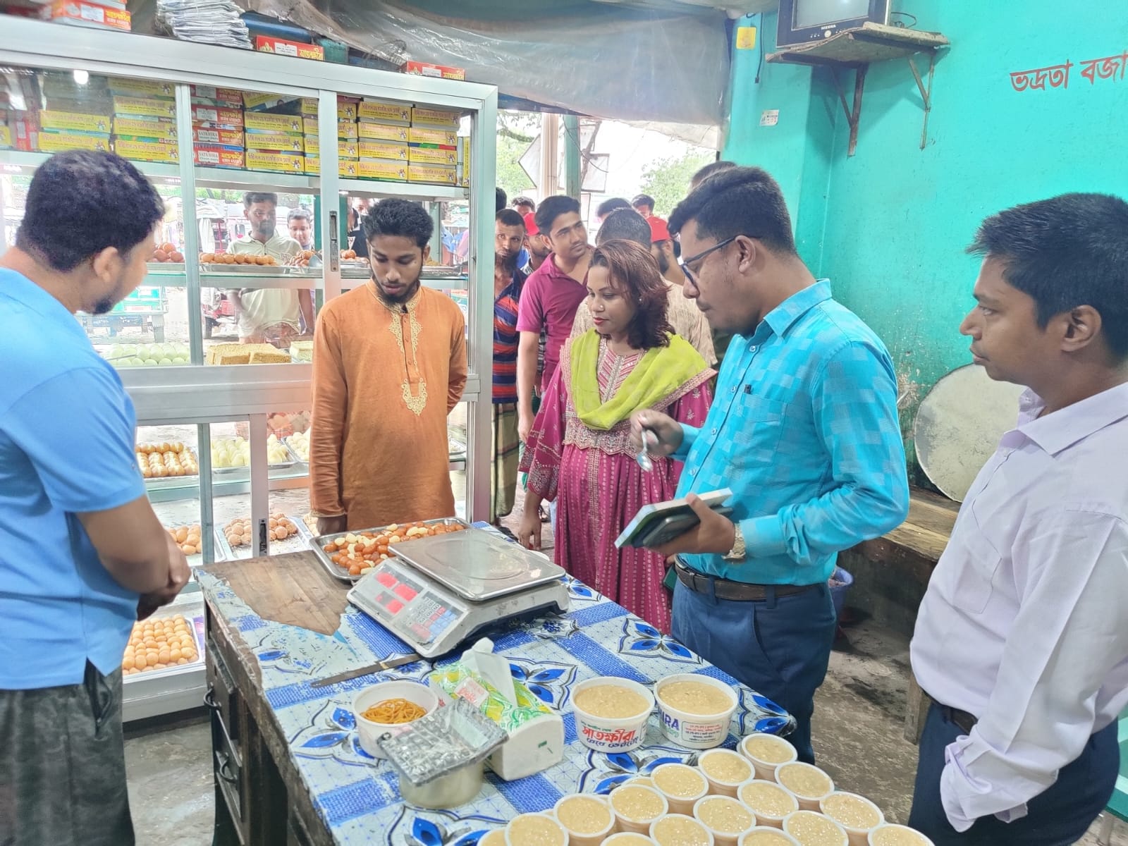 শ্যামনগরে মিষ্টির দোকানে ভ্রাম্যমাণ আদালতের জরিমানা