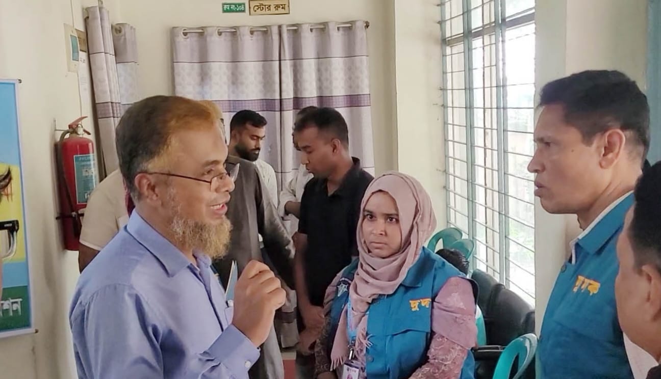 নওগাঁয় ছদ্মবেশে দুদক নির্বাচন কার্যালয়ে মিলেছে অনিয়ম