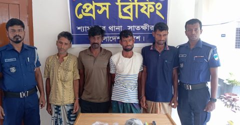 শ্যামনগরে ডাকাতির প্রস্তুতিকালে অস্ত্র ও মাদকসহ  আটক ৪