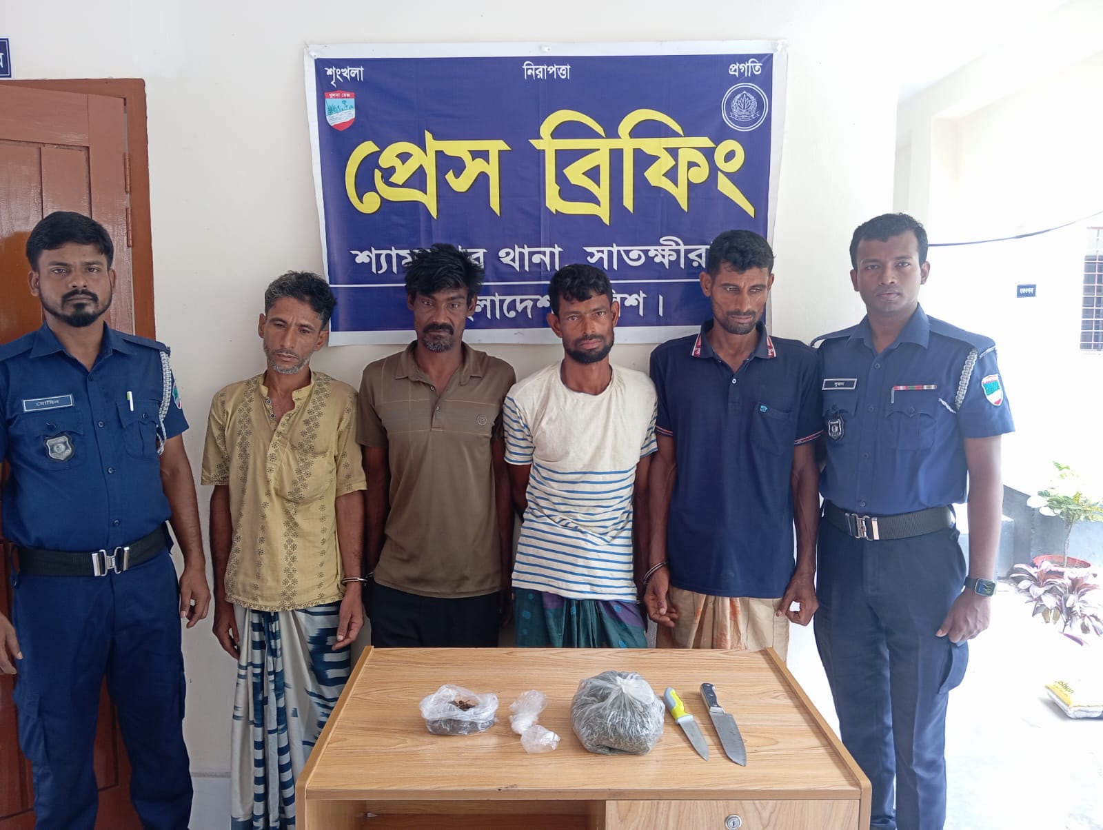 শ্যামনগরে ডাকাতির প্রস্তুতিকালে অস্ত্র ও মাদকসহ  আটক ৪