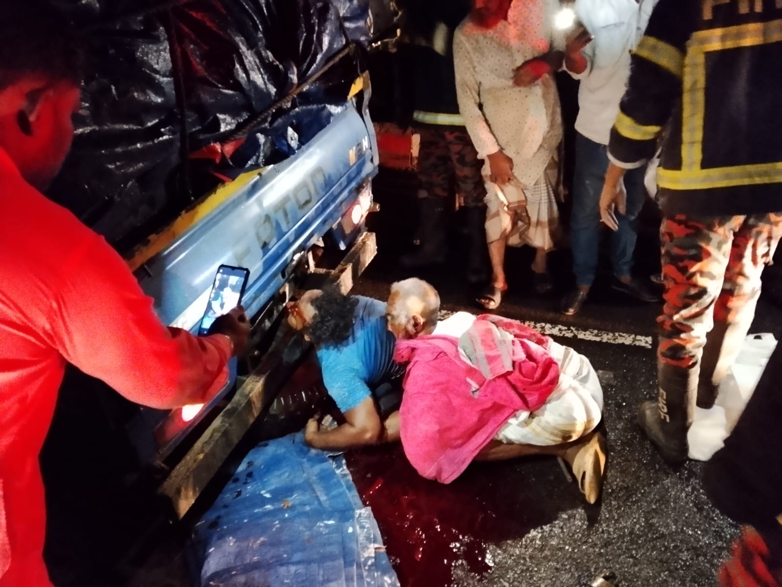নাটোরে থেমে থাকায় পিকাআপের সাথে অপর পিকাআপের ধাক্কায় চালক ও সহকারি নিহত