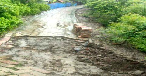 কয়রায় এলাকাবাসীর স্বেচ্ছাশ্রমে রাস্তা সংস্কার