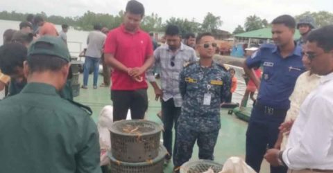 খুলনার কয়রার শাকবাড়ীয়া নদীতে অবমুক্ত করা হলো জব্দকৃত ৭০০ কেজি কাঁকড়া