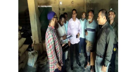 নওগাঁয় অভিযানের কারণে বাজারে কমতে শুরু করেছে চালের দাম ৩-৪ টাকা