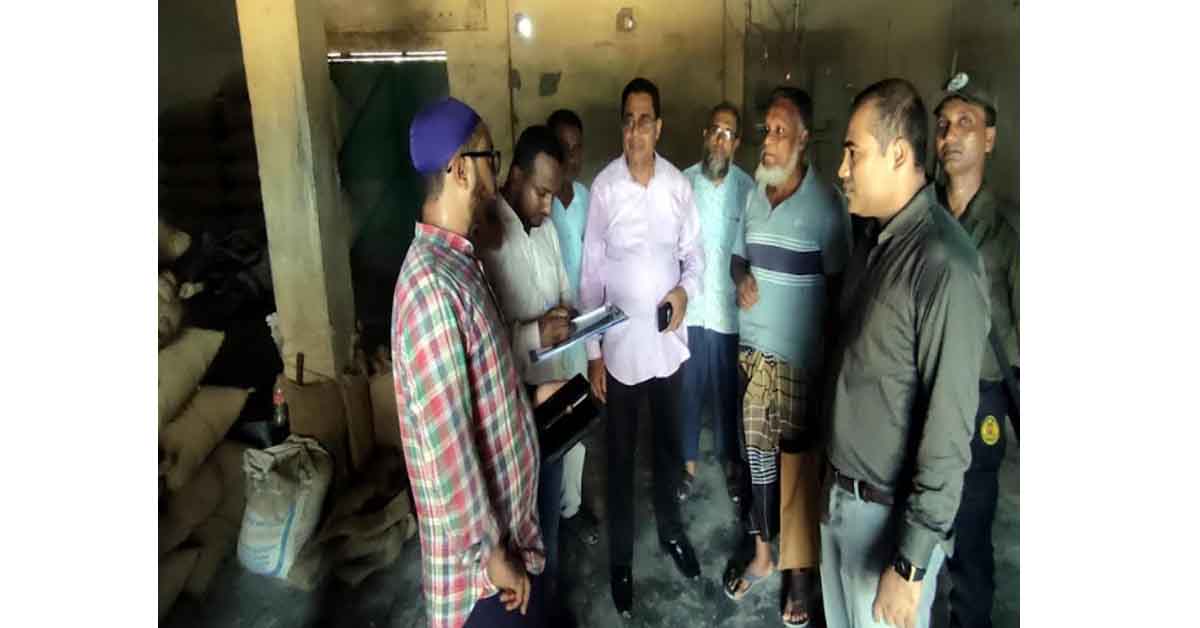 নওগাঁয় অভিযানের কারণে বাজারে কমতে শুরু করেছে চালের দাম ৩-৪ টাকা