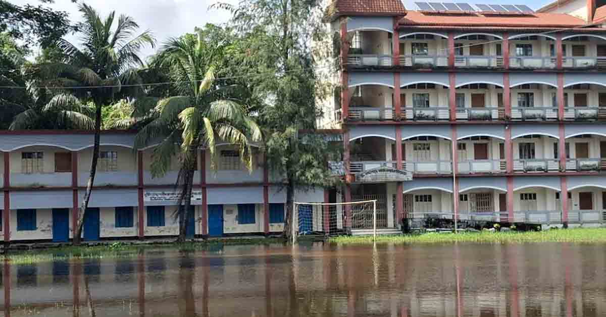 নোয়াখালীতে পানি নামছে ধীর গতিতে, কয়েক গ্রামে বেড়েছে পানি ২ লাখ মানুষ পানিবন্দি, দুভোর্গ ফুরাচ্ছে না