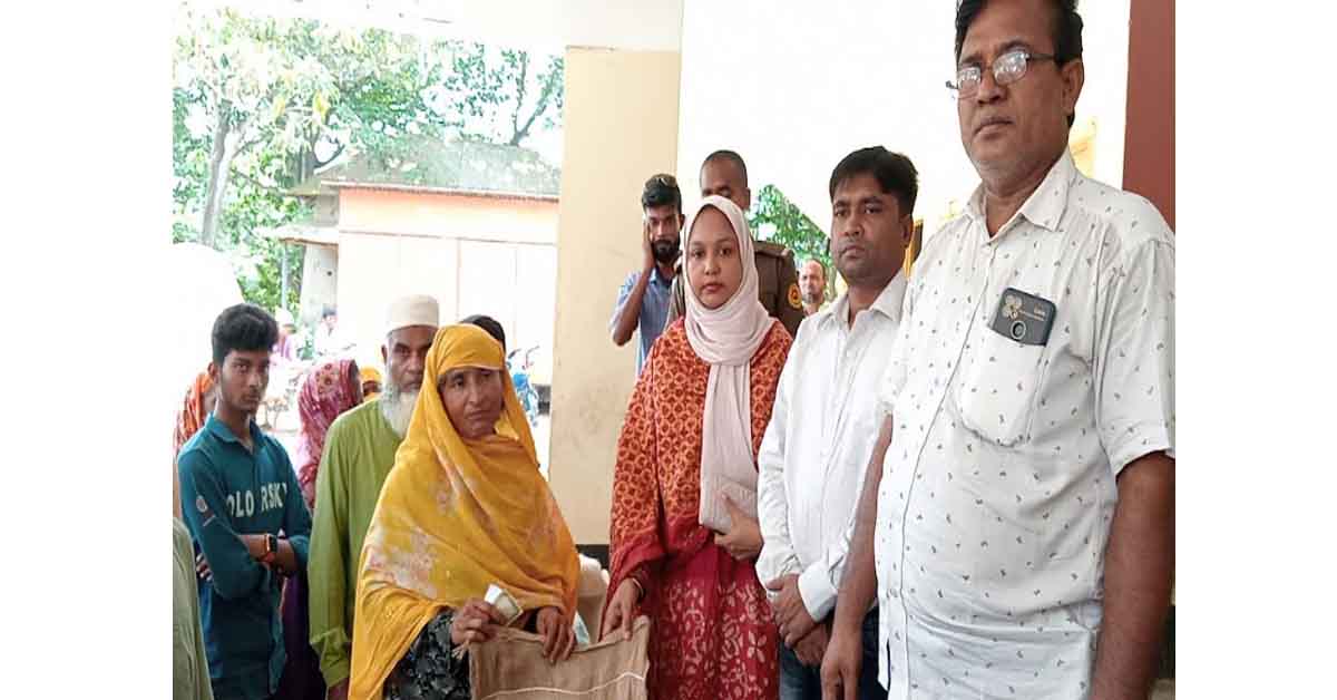 খুবজীপুর ইউনিয়নে আকস্মিক বন্যায় ১০০ জন ক্ষতিগ্রস্ত কৃষকের মাঝে চাউর বিতরণ