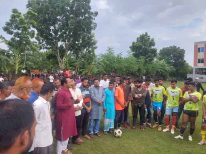 বটিয়াঘাটায় জিয়া স্মৃতি সংঘ ফুটবল টুর্নামেন্টের উদ্বোধনে বিতর্কিত আওয়ামী লীগ নেতা